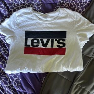 Whit Levi’s t-shirt with logo on front